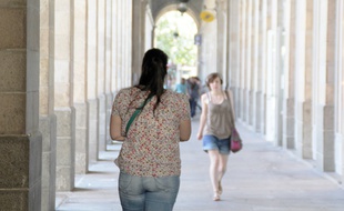 Des femmes marchent sous les arcades de République, à Rennes.