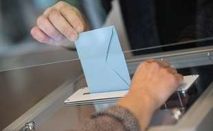Dans un bureau de vote en France, le 27 juin 2021.