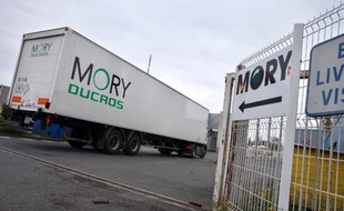Arcole Industries, actionnaire principal du transporteur de colis Mory Ducros, propose de reprendre moins de 2.000 salariés sur les 5.000 de l'entreprise en redressement, ont affirmé mercredi deux syndicats.
