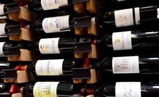 Des bouteilles de vin à la vente. Illustration.