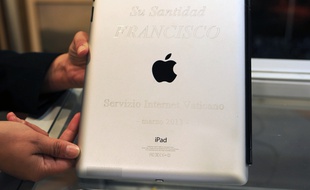 L'iPad du pape François, qui s'est vendu aux enchères le 14 avril 2015, à Montevideo, en Uruguay.
