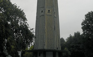 La tour d'observation mesure 95 m.