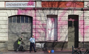 La façade de la gendarmerie de Lille a été dégradée à la peinture rose.