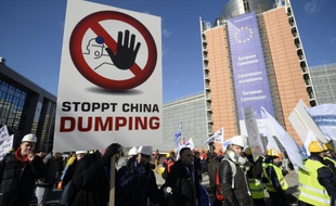 Des manifestants brandissent des affiches appelant à la fin du "dumping chinois", le 15 février 2016 à Bruxelles