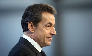Crédité par l'Ifop de 26% des intentions de vote le 6 janvier, le chef de l'Etat, qui tarde à se déclarer candidat, est depuis en perte de vitesse, autour de 23-24%, nettement distancé par le candidat socialiste, à 28-30%. Selon les sondeurs, ce recul s'explique en partie seulement par la perte du triple A auprès de Standard and Poor's (SP).