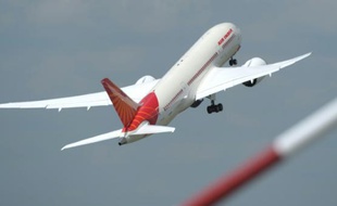 Un Boeing 787 Dreamliner, décolle du Bourget, en France, le 17 juin 2013