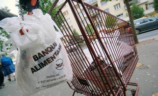 Collecte de provisions par des bénévoles de la banque alimentaire du Calvados le 24 novembre 2006 dans une grande surface à Caen