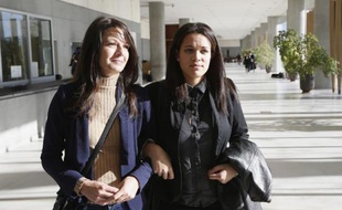 Manon Serrano (g) et sa mère Sophie Serrano sortent du tribunal de Grasse, le 2 décembre 2014