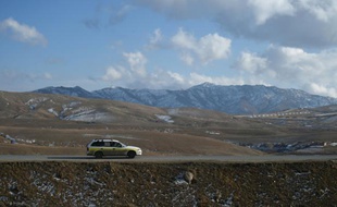 Un véhicule transportant plusieurs passagers sur la route reliant Kaboul au Hazarajat en Afghanistan, le 24 novembre 2015