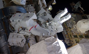 Deux astronautes de l'ISS ont perdu ce jeudi 30 mars Shane Kimbrough et Peggy Whitson ont perdu une des couvertures destinées à protéger une partie exposée de la station contre les micrométéorites.