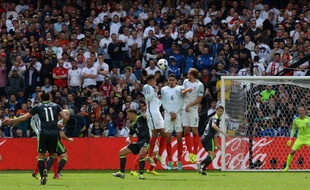 Un 2e coup franc pour Gareth Bale face à l'Angleterre.