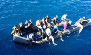 Une photo des gardes cotes espagnols montrant des migrants, le 30 octobre 2015