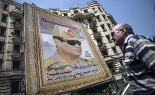 Une affiche montrant al-Sissi dans une rue du Caire le 26 mai 2014