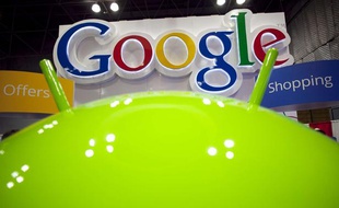 Une partie du robot Android devant le logo de Google.