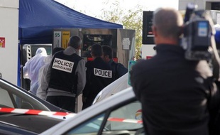 Deux des hommes interpellés mercredi à Ajaccio, Marseille et Paris dans l'enquête sur l'assassinat, en 2012, de l'avocat ajaccien Antoine Sollacaro sont en cours de défèrement au parquet de Marseille, a-t-on appris dimanche de source proche de l'enquête.
