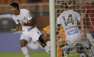 Le défenseur de Santos Lucas Verissimo (à gauche) célèbre un but en mars lors d'un match de Copa Libertadores