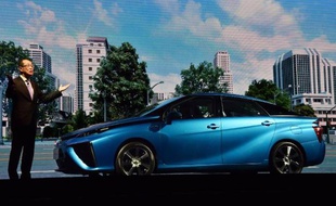 Yoshikazu Tanaka, ingénieur en chef adjoint chez Toyota Motor présente la "Mirai" à Tokyo, le 18 novembre 2014