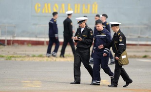 Des marins russes sur un quai près du navire militaire russe Smolny, le 30 juin 2014 à Saint-Nazaire