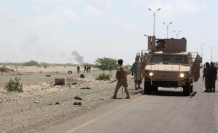 Les forces gouvernementales yéménites lors d'une opération anti Al-Qaïda près d'Abyan au Yémen, le 23 avril 2016