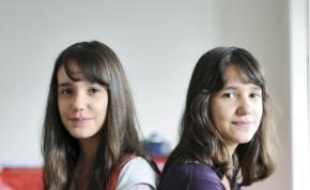 Hanna et Yasmine cherchent un lycée.