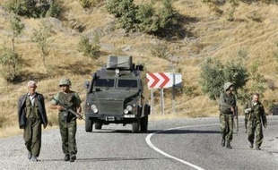 La menace turque d'une incursion militaire contre les bases rebelles kurdes dans le nord de l'Irak restait entière mercredi malgré les efforts diplomatiques, alors que les dirigeants civils et militaires devaient évoquer la riposte turque lors d'une réunion à Ankara.