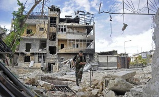 Des combats opposaient dimanche rebelles et armée dans plusieurs quartiers d'Alep, ville du nord de la Syrie soumise en partie au pilonnage de l'artillerie, indique l'Observatoire syrien des droits de l'Homme (OSDH).
