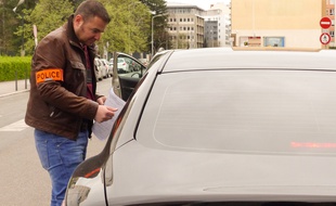 Lyon, le 7 avril 2016. Des policiers de la brigade des professions réglementées traquent aux abords de la gare de la Part-Dieul'exercice illégal de la profession de chauffeur de
taxi ou de chauffeur VTC.
