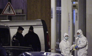 Des experts de la police scientifique le 7 janvier 2015 devant Charlie Hebdo.