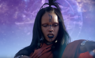 Rihanna dans le clip Sledgehammer
