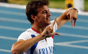 Christophe Lemaitre célèbre sa médaille de bronze au 200 m gagnée aux championnats du monde de Daegu en septembre 2011.