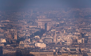 L'arc de Triomphe vu depuis la Tour Montparnasse, un jour de pollution aux particules fines à Paris, le 29 décembre 2016.