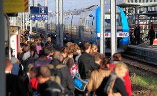 NANTES, le 17/10/2013 Un TER en gare