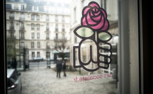 Le poing et la rose, symboles du PS