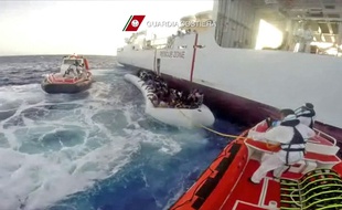 Des migrants photographiés par la marine italienne lors d'une opération de sauvetage au large de la Libye, le 30 juin 2016