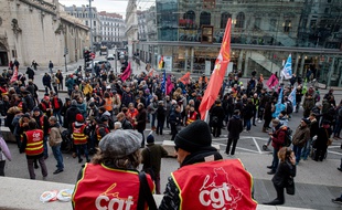 Des manifestants contre la réforme des retraites devant le Palais de la Bourse à Lyon, vendredi 3 janvier.