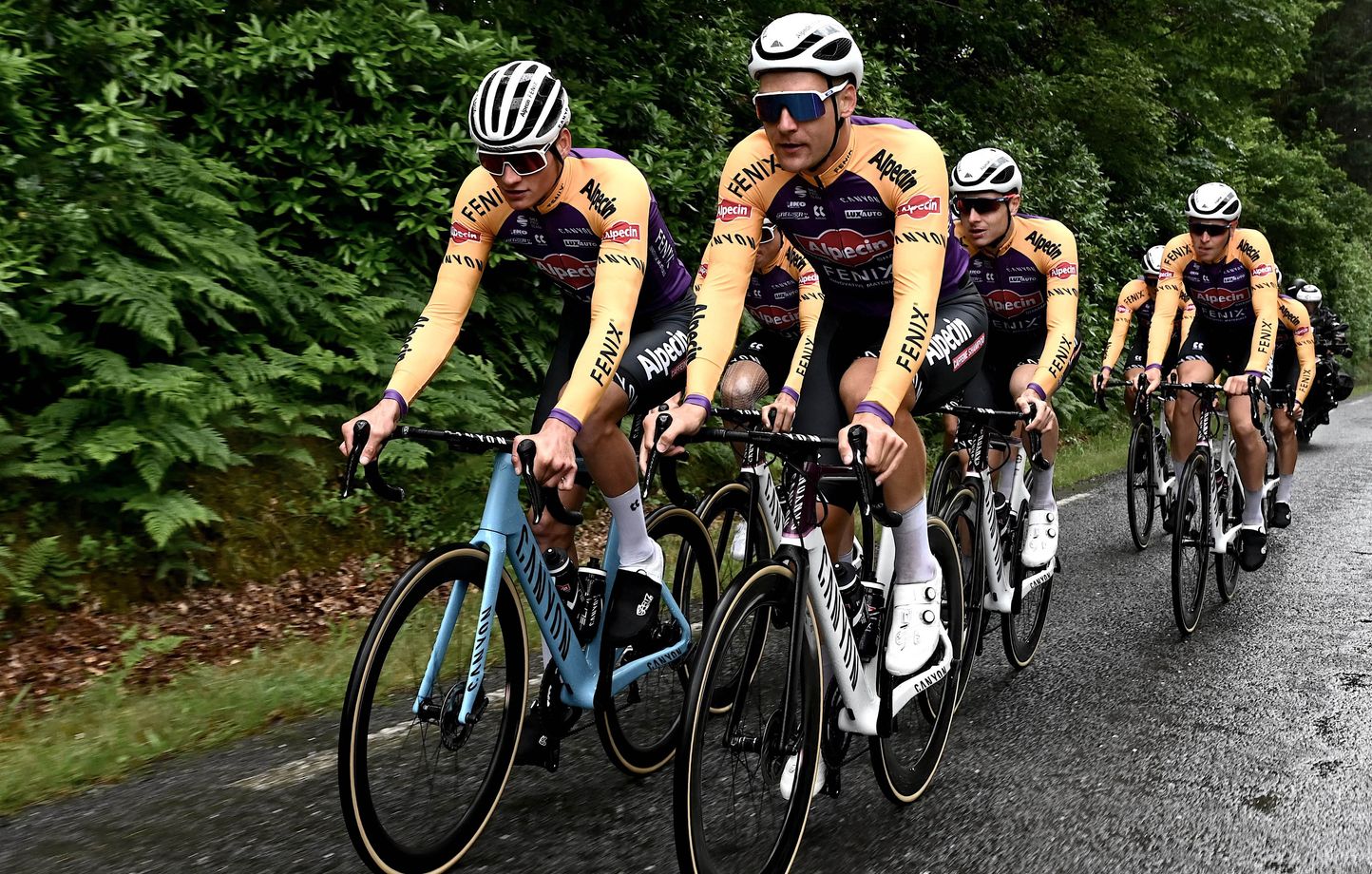 Tour de France 2021 L equipe de Van der Poel rend hommage a notre Poupou national avec un maillot vintage