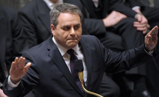 Le ministre du Travail, Xavier Bertrand, a estimé dimanche qu'il ne saurait y avoir d'amélioration du chômage "dans les mois qui viennent" en raison de la crise économique qui perdure.