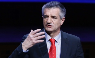 Jean Lassalle devant l'association des maires de France à Paris le 22 mars 2017.