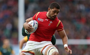 Le troisième ligne du pays de Galles Taulupe Faletau lors du quart de finale de Coupe du monde en Angleterre contre l'Afrique du Sud, le 17 octobre 2015 à Twickenham.