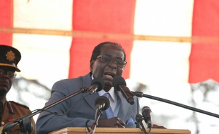 Le président zimbabwéen Robert Mugabe, le 27 juillet 2016 lors d'un rassemblement de ses fidèles devant le siège de son parti à Harare
