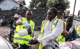 Un officier de santé se désinfecte les mains poste de contrôle de santé à Goma, en RDC.