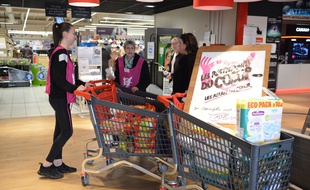 Des bénévoles des Restos du coeur dans un supermarché (Illustration).