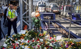 Des fleurs et des bougies déposées en hommage au garçon de 8 ans, décédé lundi, après avoir été poussé par un train en marche, à la gare principale de Francfort.