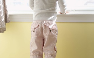 Illustration d'un enfant devant une fenêtre.