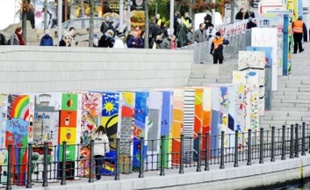 Un millier de dominos colorés tomberont ce soir pour symboliser la chute du mur.