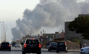 Nuage de fumée lors de combats entre milices près de l'aéroport de Tripoli,le 24 juillet 2014