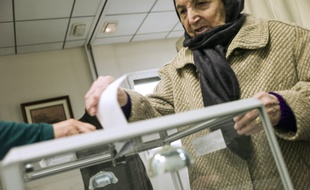 Une Algérienne vote pour l'élection présidentielle dans le consulat d'Algérie à Paris le 12 avril 2014.