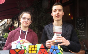 Lyon, le 02 Mars 2017. Juliette, 15 ans, et Martin, 20 ans, passionnés de rubik's cube.