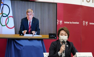 Thomas Bach, le président du CIO, écoute en visio-conférence la présidente du comité d'organisation des Jeux de Tokyo Seiko Hashimoto, le 28 avril 2021.