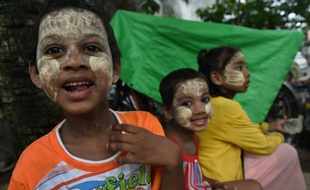Ces jeunes musulmans, le visage recouvert de la traditionnelle poudre cosmétique vont fêter l'Aïd el-Fitr, la fin du ramadan en Birmanie où le Boudisme est la religion majoritaire, le 6 juillet 2016